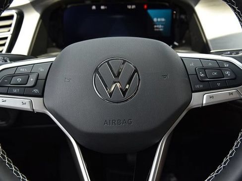 Used 2025 Volkswagen Atlas Cross Sport SE FWD image 18