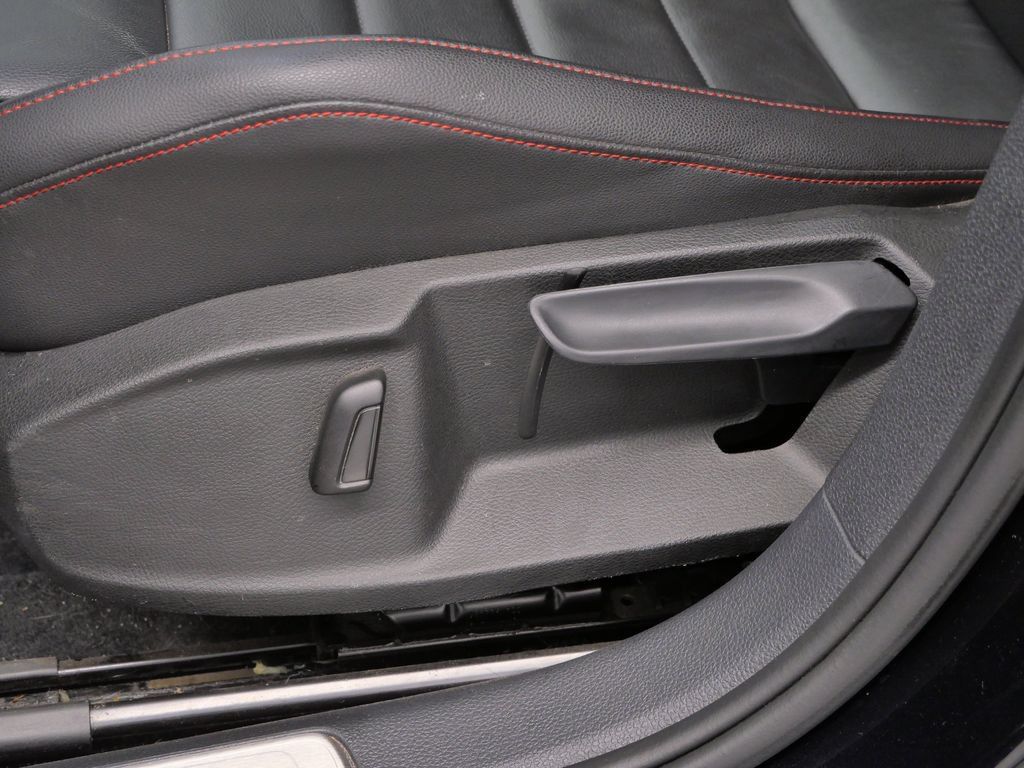 Used 2020 Volkswagen GTI SE FWD image 18