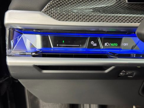 Used 2025 BMW 740i w/ Premium Package image 20