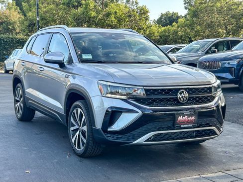 Certified 2023 Volkswagen Taos SE w/ Panoramic Sunroof Package FWD image 3