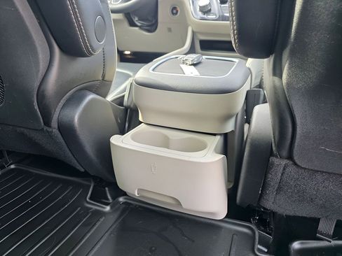 Used 2023 Chrysler Pacifica Limited image 10