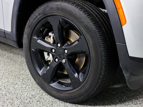 Used 2023 Jeep Grand Cherokee L Laredo image 12