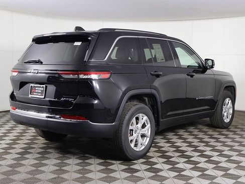 Used 2023 Jeep Grand Cherokee Limited AWD/4WD image 12
