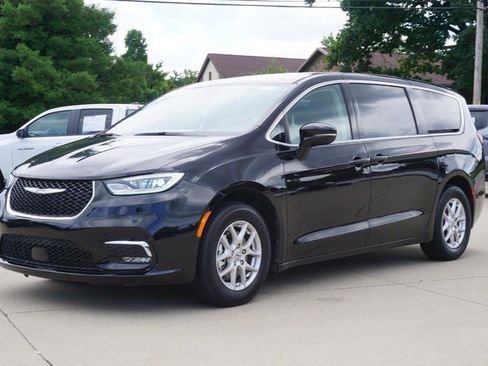 Used 2024 Chrysler Pacifica Touring-L FWD image 7
