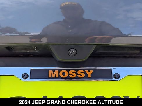 Used 2024 Jeep Grand Cherokee Altitude RWD image 5