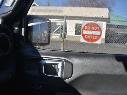 Used 2022 Jeep Gladiator Sport image 19