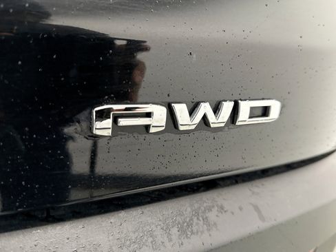 Used 2023 GMC Acadia SLE image 4