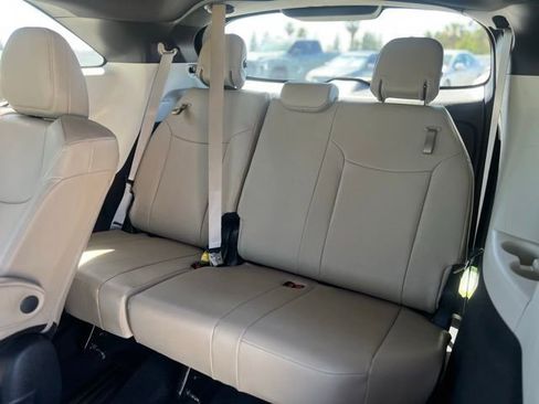 Used 2024 Toyota Sienna XLE FWD image 15