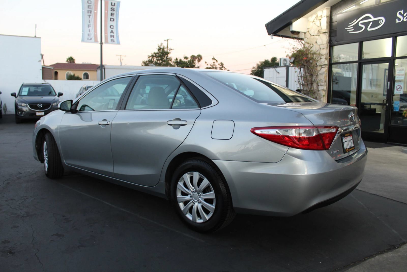 Used 2017 Toyota Camry LE FWD image 3