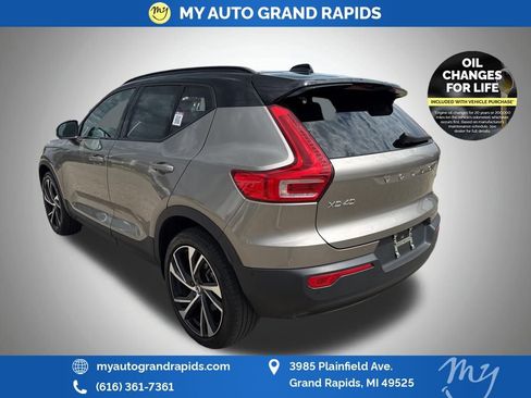 Used 2022 Volvo XC40 T5 R-Design w/ Advanced Package image 5