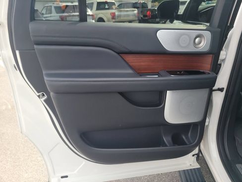 Certified 2023 Lincoln Navigator L Reserve AWD/4WD image 10