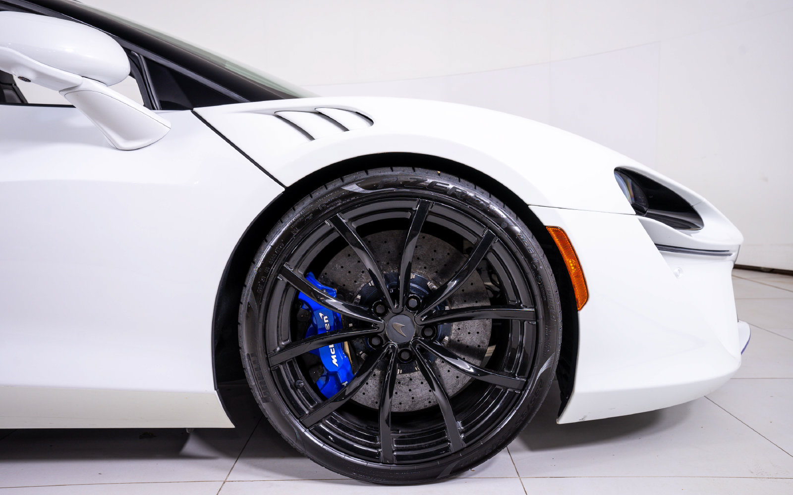 Used 2025 McLaren Artura Spider RWD image 19
