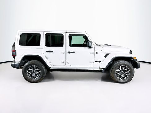 Used 2025 Jeep Wrangler Unlimited Sahara AWD/4WD image 10
