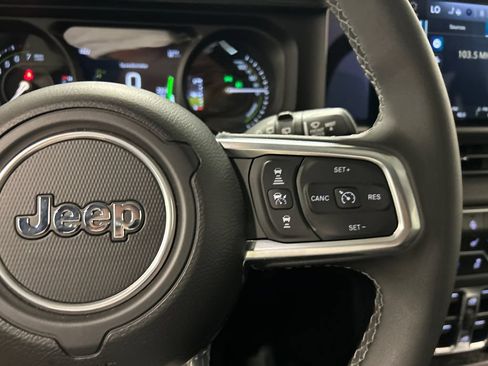 Used 2025 Jeep Wrangler Unlimited Sahara AWD/4WD image 21