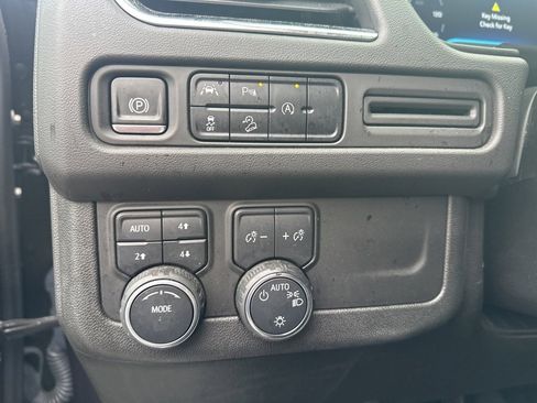 Used 2023 Chevrolet Suburban Premier image 15