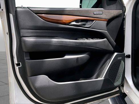 Used 2020 Cadillac Escalade Premium Luxury RWD image 21