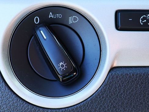 Used 2022 Volkswagen Passat 2.0T SE image 41