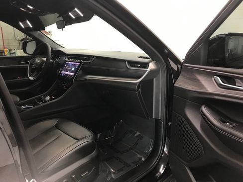 Used 2025 Jeep Grand Cherokee Limited image 33