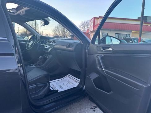 Used 2018 Volkswagen Tiguan SE w/ Panoramic Sunroof Package image 19