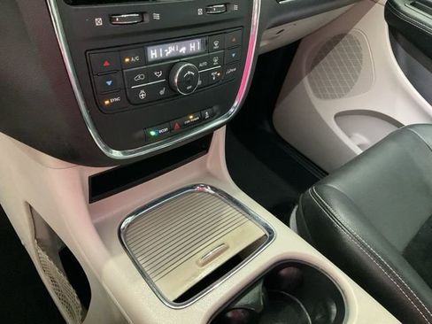 Used 2016 Dodge Grand Caravan SXT FWD image 11