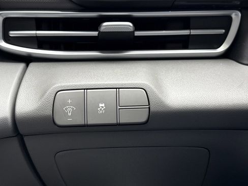 Certified 2025 Hyundai Elantra Sport image 18