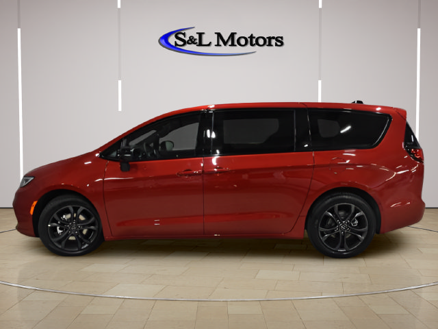 New 2026 Chrysler Pacifica Select FWD image 3