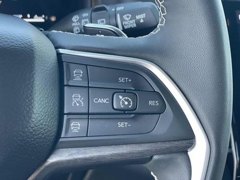Used 2024 Jeep Grand Cherokee Limited AWD/4WD image 10