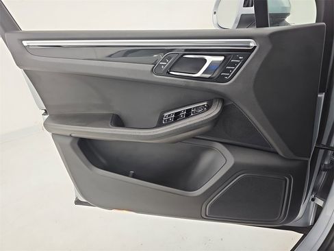 Used 2018 Porsche Macan image 39