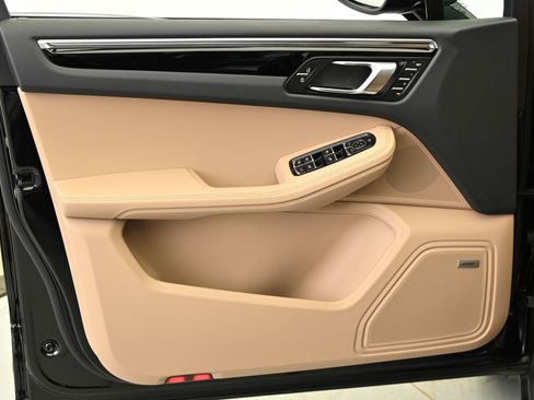 Used 2025 Porsche Macan image 34