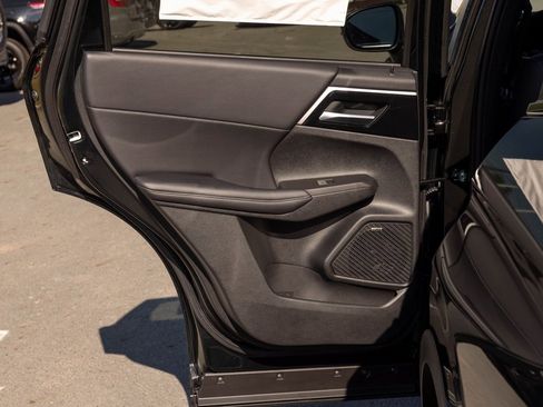 Used 2025 Mitsubishi Outlander SE image 13