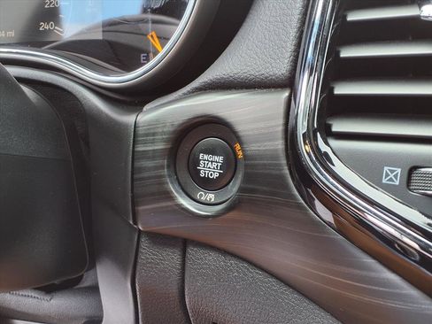 Used 2021 Jeep Grand Cherokee Laredo X image 12