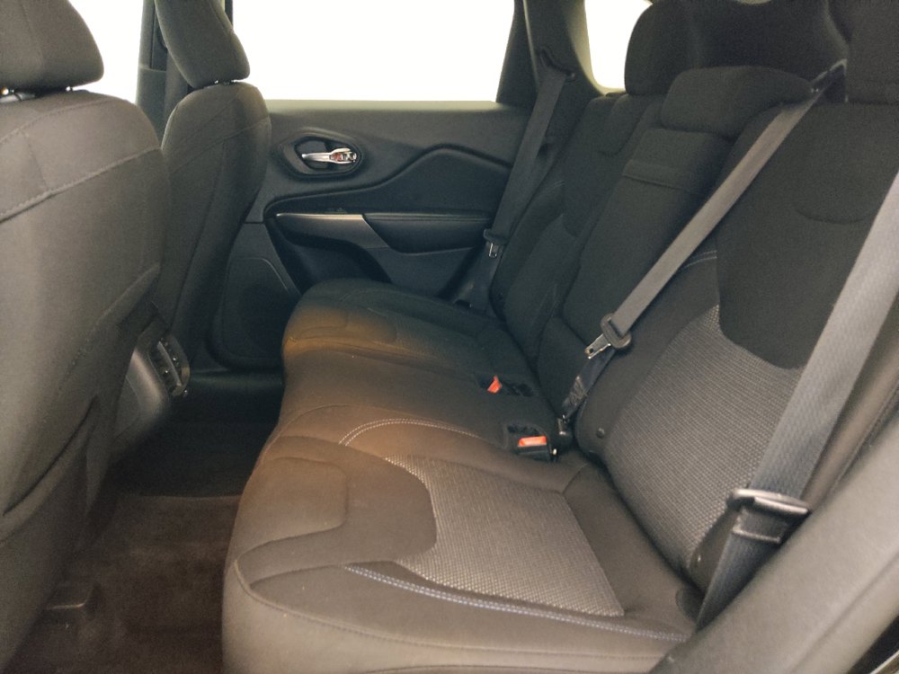 Used 2019 Jeep Cherokee Latitude w/ Popular Appearance Group FWD image 18