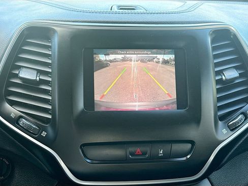 Used 2021 Jeep Cherokee Latitude w/ Mopar Interior Package image 13