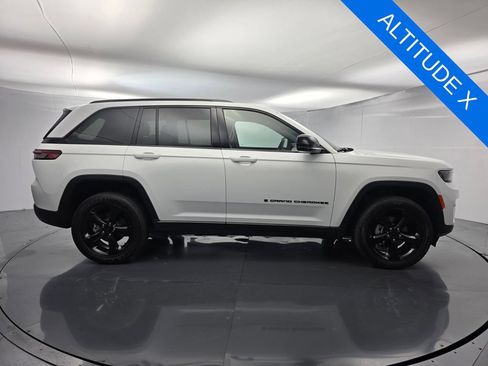 Used 2023 Jeep Grand Cherokee Altitude AWD/4WD image 3