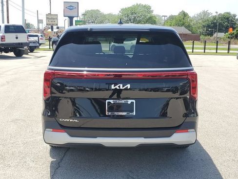 Used 2025 Kia Carnival FWD image 5