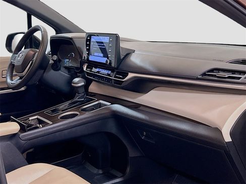 Used 2023 Toyota Sienna XLE image 28