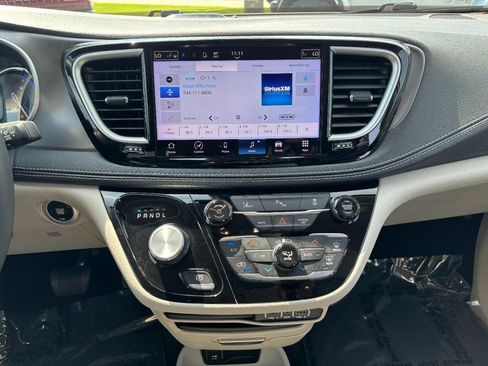 Used 2023 Chrysler Pacifica Touring-L FWD image 16