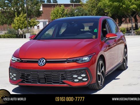 Used 2025 Volkswagen Golf SE FWD image 1