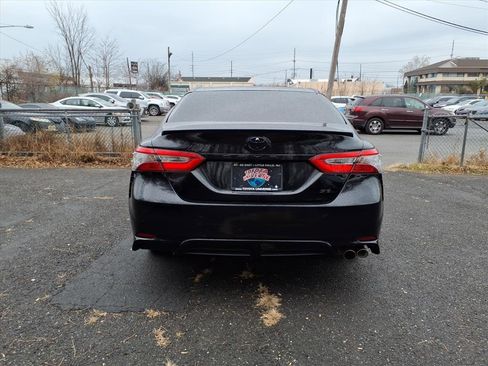 Used 2018 Toyota Camry SE image 5
