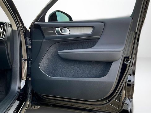 Used 2024 Volvo XC40 B5 Ultimate w/ Protection Package Premier image 24