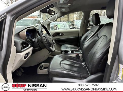 Used 2018 Chrysler Pacifica Touring-L image 12