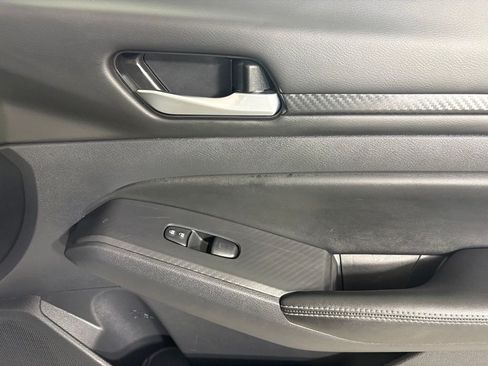 Used 2024 Nissan Altima 2.5 SV FWD image 12