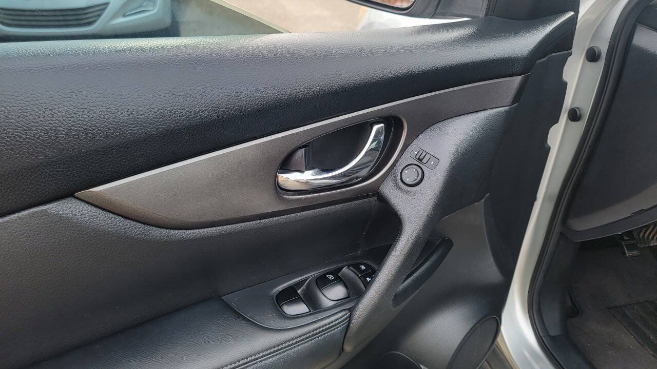 Used 2015 Nissan Rogue SV FWD image 23