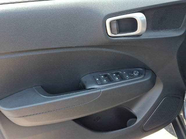 Used 2025 Hyundai Venue SEL FWD image 12
