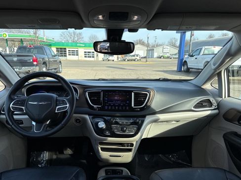 Used 2017 Chrysler Pacifica Touring-L image 28