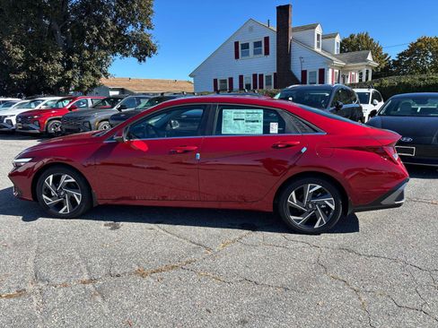 Used 2025 Hyundai Elantra Limited image 2