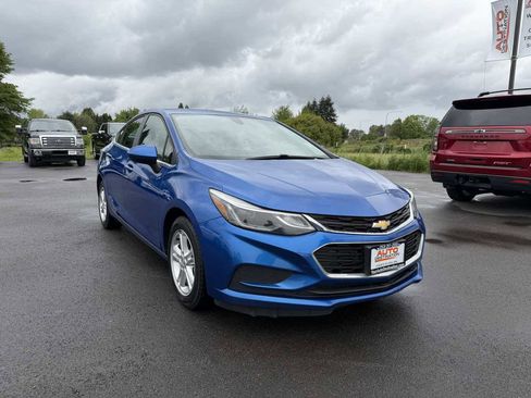 Used 2018 Chevrolet Cruze LT w/ LT Convenience Package FWD image 2