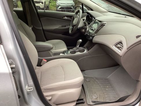 Used 2018 Chevrolet Cruze LT FWD image 7