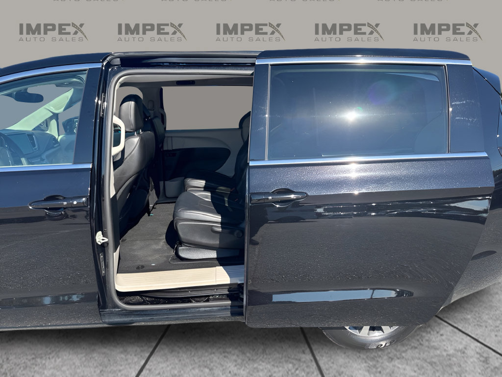 Used 2024 Chrysler Pacifica Limited FWD image 31