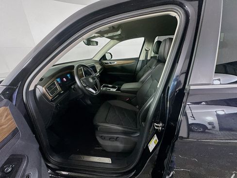 Used 2025 Volkswagen Atlas SE image 13